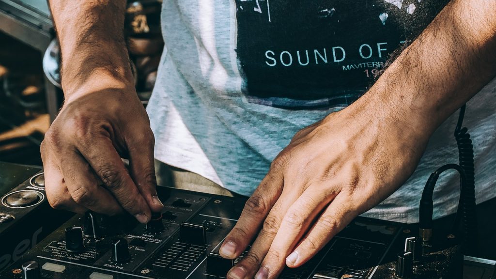 DJs
